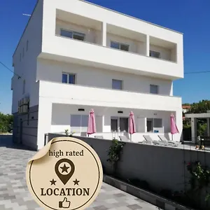 apartments-rooms-villa-rosa.pula-hotels.org/